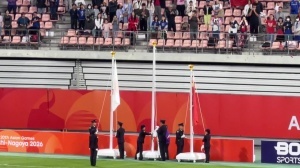 太尴尬了！亚运男足颁奖上韩国国旗迟迟未升起，韩国大将一脸困惑