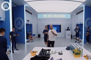 中场休息，更衣室里主教练坚定的声音，为后半场翻盘注入了强心剂
