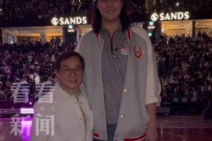 NBA中国赛“含星量”太高了！成龙与张子宇合影瞬间小鸟依人