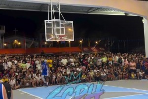 野球场惊现“詹姆斯”！身着老詹球衣扣篮 还来一个霸王步