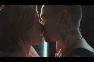 邮报：贝克汉姆儿子出演法国同性网球电影，与男对手激情热吻