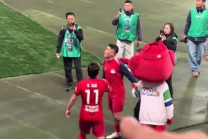 失和！实拍：不敌天津津门虎后，河南队球员钟义浩与河南球迷对峙