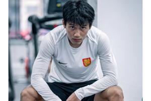 致敬张若昀？向余望社媒晒照并配文：做自己的天，做自己的地